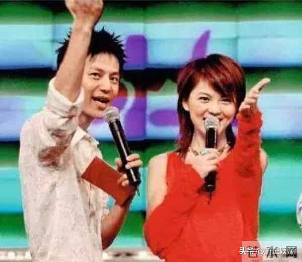 李湘回娘家,客厅大得像酒店大堂,悄咪咪的又炫了一把“富”