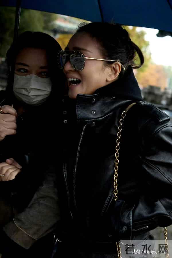 巩俐参加卡地亚活动,60岁依旧很有女王范,完美诠释岁月不败美人