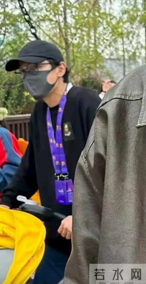 胡歌一家3口现身上海乐高，小茉莉坐推车好可爱，黄曦宁阻止拍照