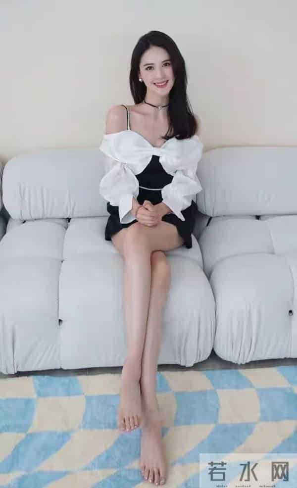 李丹儿光脚丫妆造精选