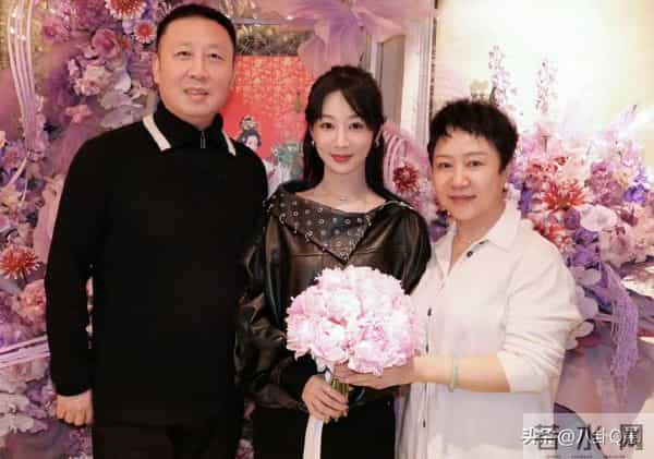 33岁杨紫生日晒全家福,爸妈气质出众亮眼,一家三口太幸福