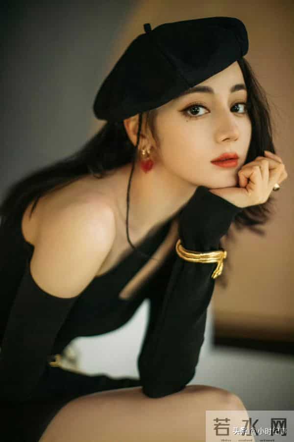 迪丽热巴｜全黑造型路透，太A了姐，这个贝雷帽造型好美