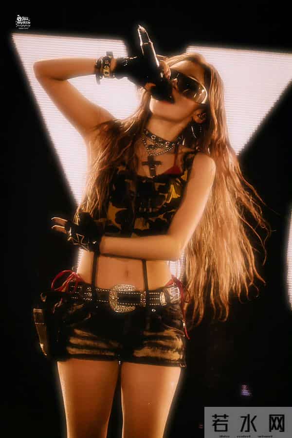 宋雨琦音乐节水枪炸场,脱衣瞬间性感野性,舞台魅力直接封神!