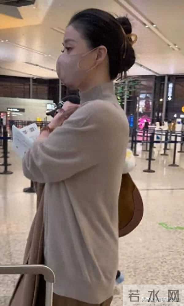 42岁蒋欣机场亮相,高领毛衣搭配阔腿裤,简约穿搭状态真的好!