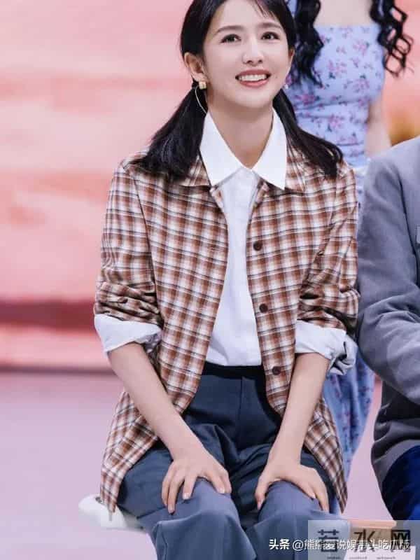 佟丽娅恢复单身后状态越发年轻！穿格子外套扎双马尾，减龄又时髦