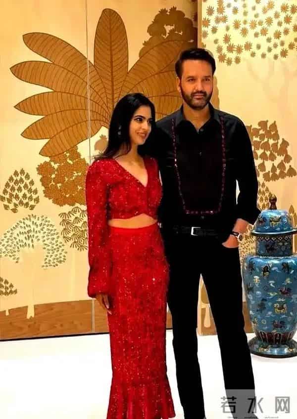 被印度首富太太惊艳了!62岁生日,穿粉色轻盈优雅,青春气息十足