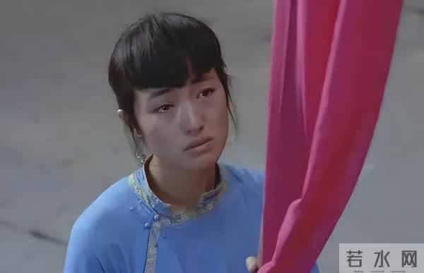 59岁巩俐现身北京公园，穿黑皮衣配透明伞，雨中喝酸奶吃冰糖葫芦