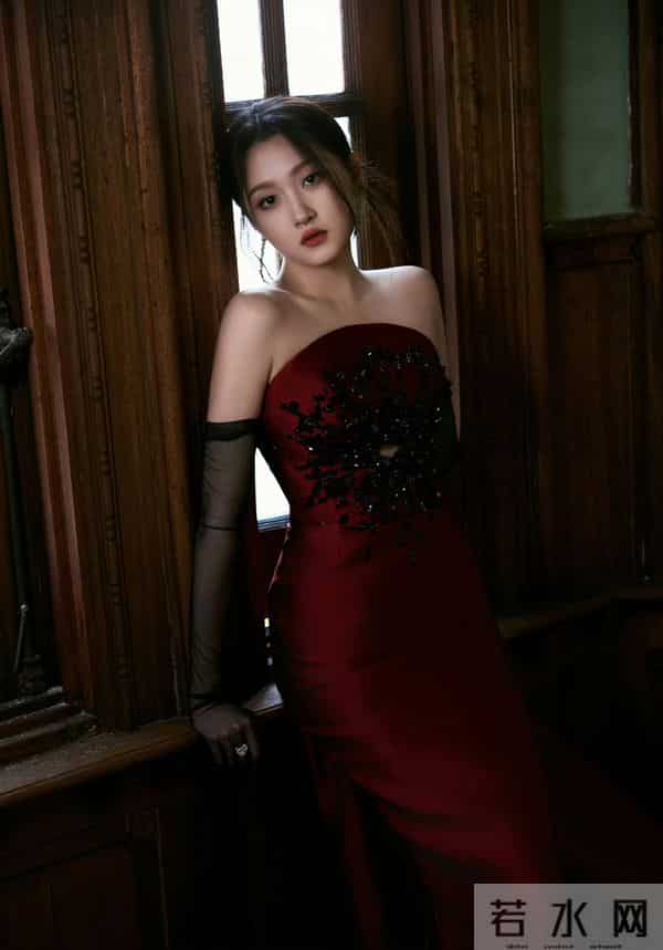 关晓彤艳丽红裙，美艳绝伦！