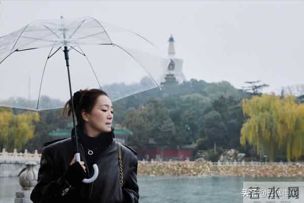 北京这一夜，巩俐雍容华贵，那英变得好时髦，郭晶晶低调地赢了