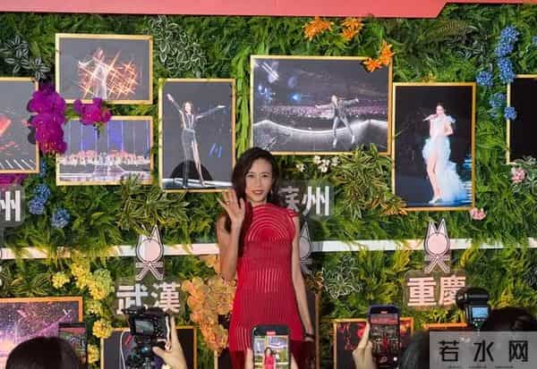 55岁莫文蔚现身香港!生图皮松肉垮自然老去,穿透视装身材干瘪