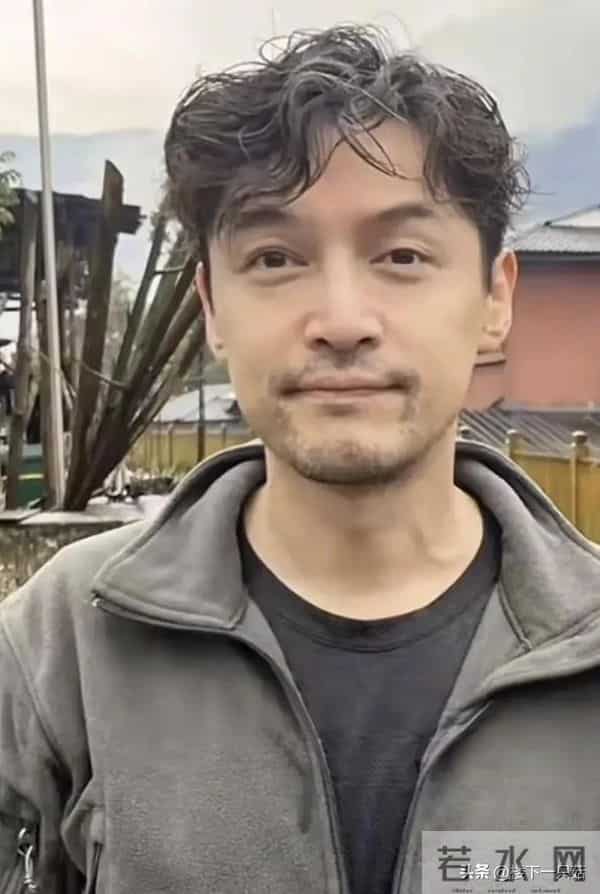 胡歌周末带女儿亲子游 全程推婴儿车 41岁才当爹成女儿奴 父女俩合拍