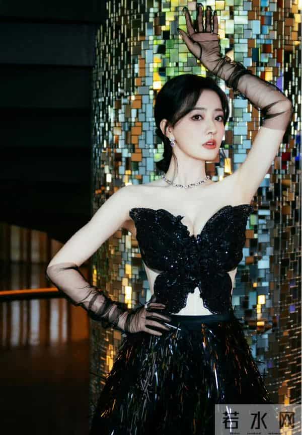 徐璐锁骨好深!能养金鱼,优雅又迷人!