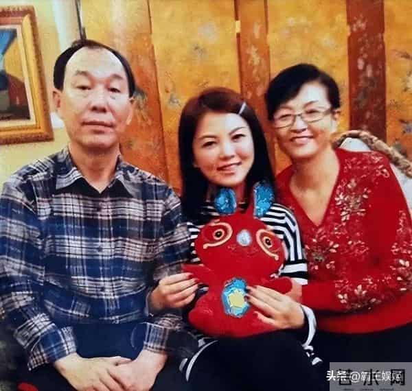 李湘回娘家,客厅大得像酒店大堂,悄咪咪的又炫了一把“富”