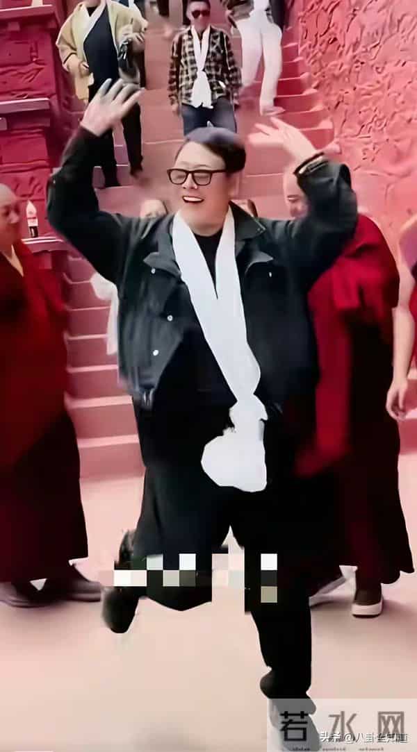 李连杰现在活泼的有点莫名其妙 走着路突然手舞足蹈 现在有股阴柔感