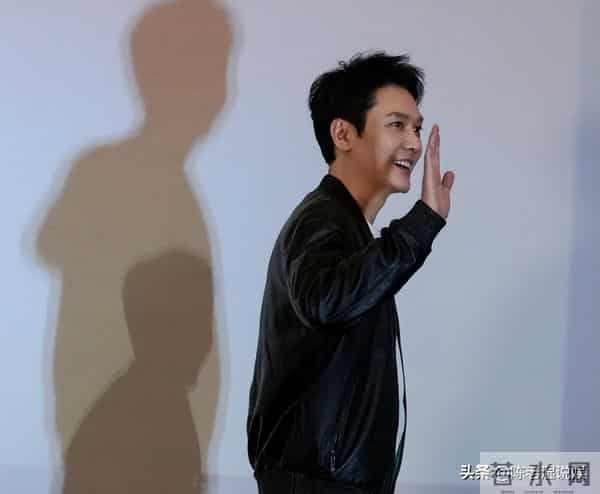 离婚4年，冯绍峰因颜值回春登上热搜，赵丽颖后悔了没？