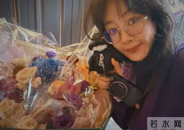 杨紫33岁生日晒全家福,杨爸杨妈气质出众好年轻,一家三口好幸福