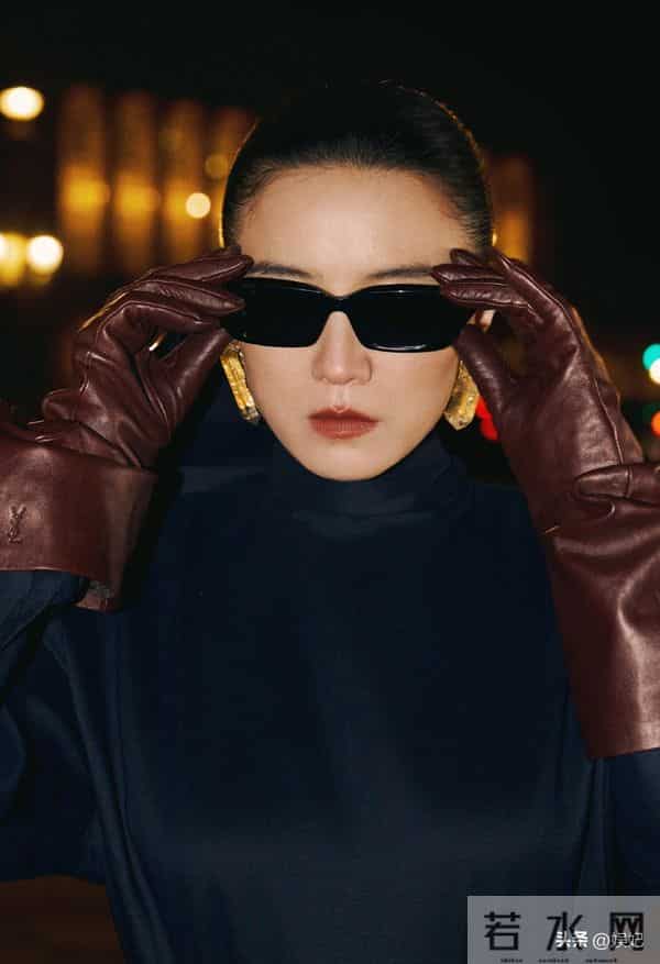 宋佳阿姨身穿黑丝袜,脚踩高跟真有韵味