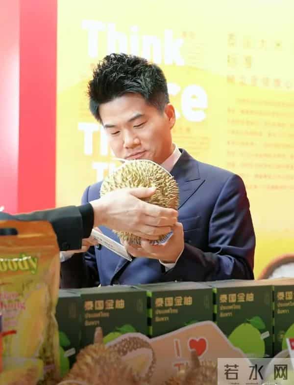 跟着董宇辉逛上海进博会，外国友人惊呆了，这小子是真吃啊！