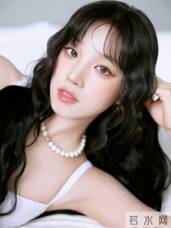 宋雨琦,一袭白裙,是秋日清新的唯美气息