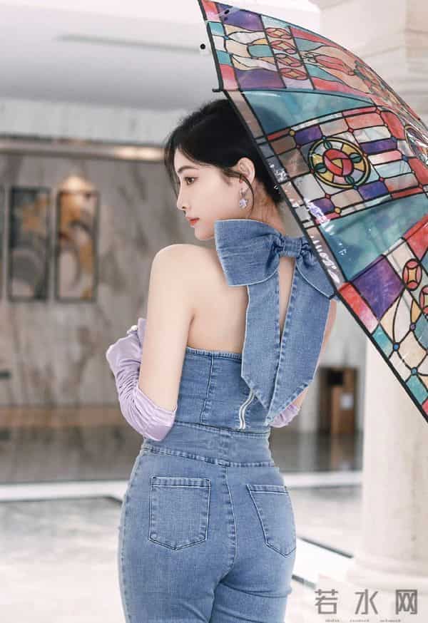 许佳琪牛仔裤高跟鞋,身材凹凸有致~