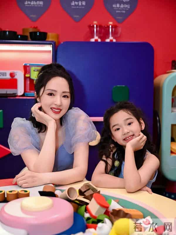 董璇46岁生日照,手捧蛋糕小腹隆起,张维伊站C位风头尽显