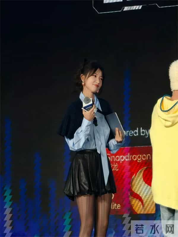 程潇最新美照穿上的开线黑丝袜肥腿太诱惑