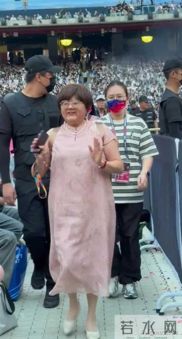 张杰爸妈现身儿子演唱会，张妈穿粉裙优雅迷人，母子俩如复制粘贴