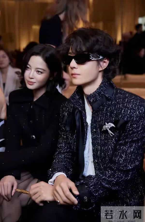 看看辛芷蕾和张颂文及冯绍峰的座驾，你就知道张颂文有多么节俭了