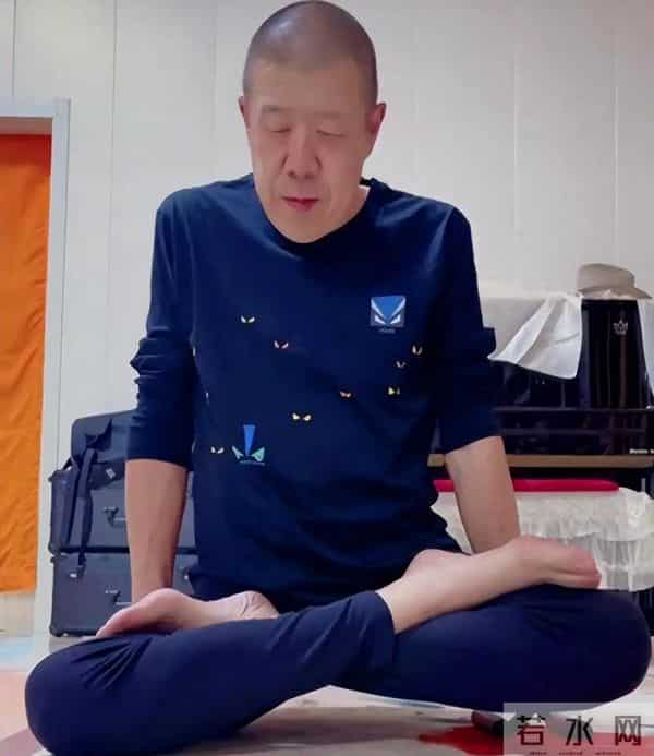 秦卫东：看脸一米六实际有一米九二，喝酒喝到脱相