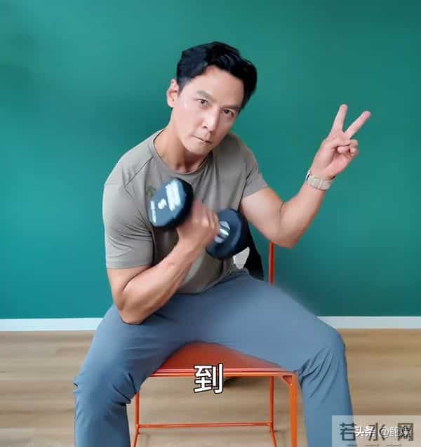 结婚十五年十年不同房,吴彦祖晒出妻子合照,皮肤粗糙尽显老态