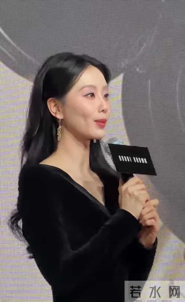 刘诗诗亮相线下活动,黑丝绒简直妈妈级别的美貌,黑发也太显气质