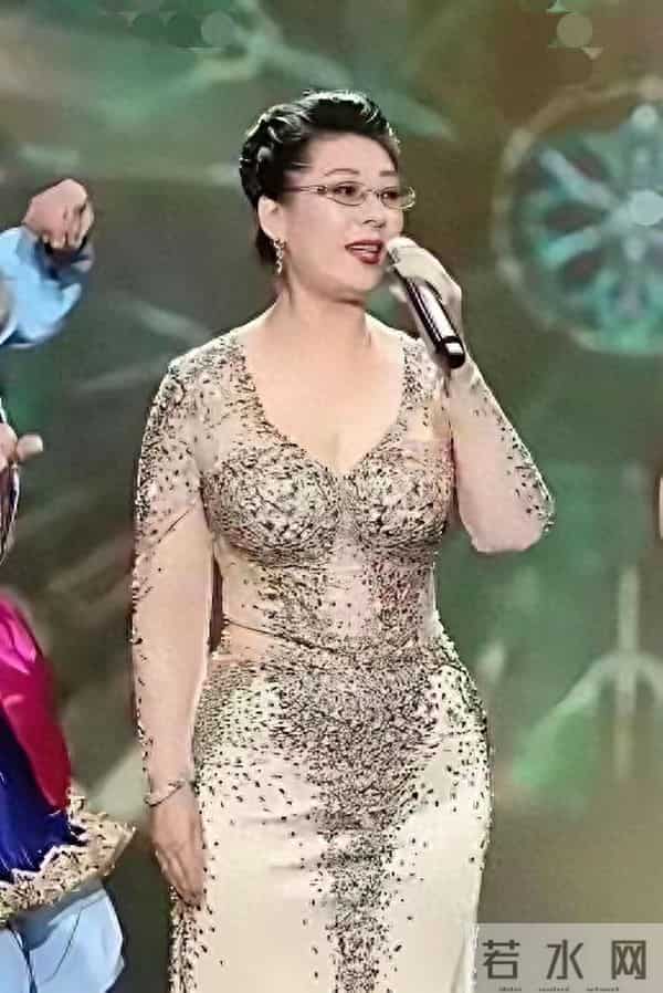 72岁关牧村的身材绝了，竟然碾压旁边的莫文蔚。