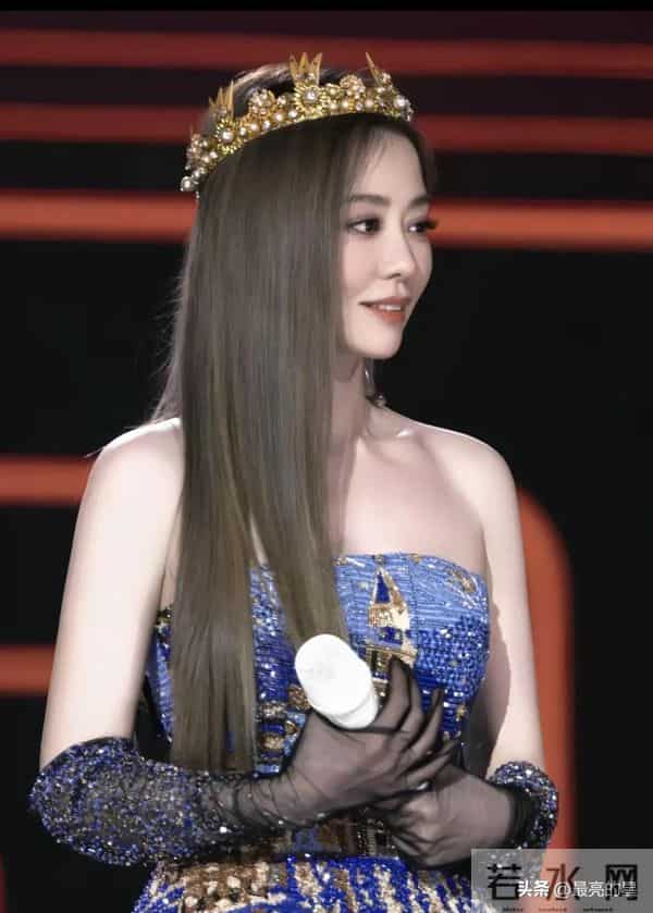 张靓颖这个妆容和服饰，简直美成神了，这妆容太适合她了，绝了