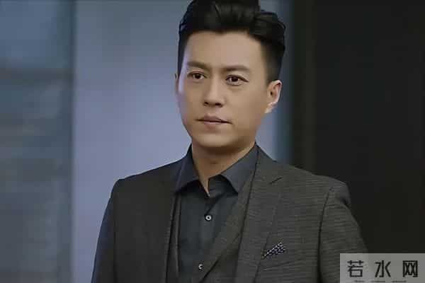 她26岁成双料影后,二婚嫁靳东高龄生下两子,今48岁美得自信从容