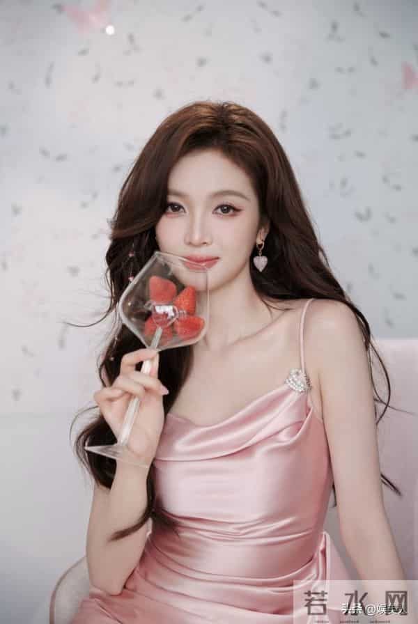 甜美御姐吴宣仪,又甜又酷!