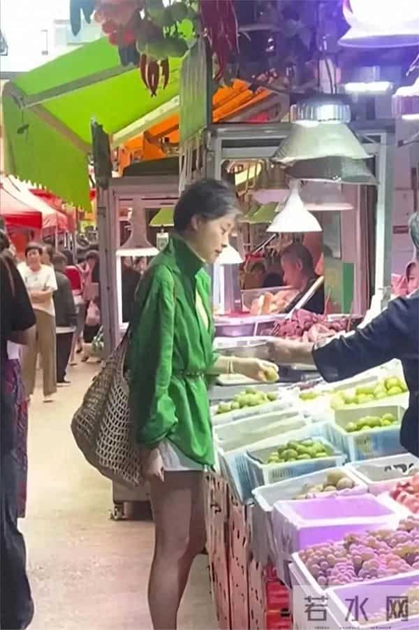 53岁吴越现身云南市场保养的真好在电视剧里不是美女但现实也惊艳