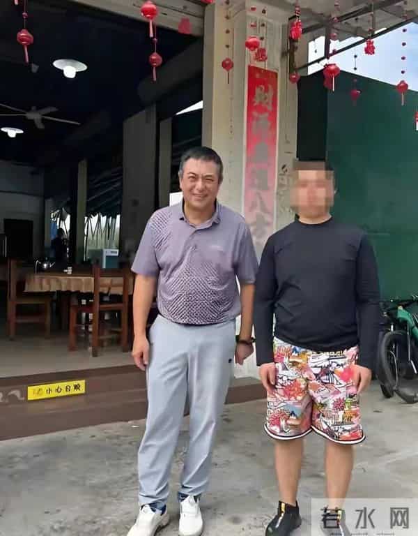 54岁张嘉译海南被偶遇！腰越来越严重了完全没办法站直中年才爆红