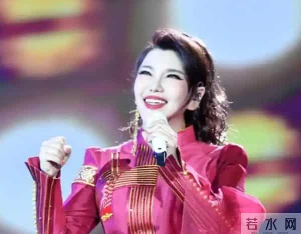 “躲汉子”乌兰图雅:从央视力捧到网友群嘲,42岁再陷陷桃色新闻