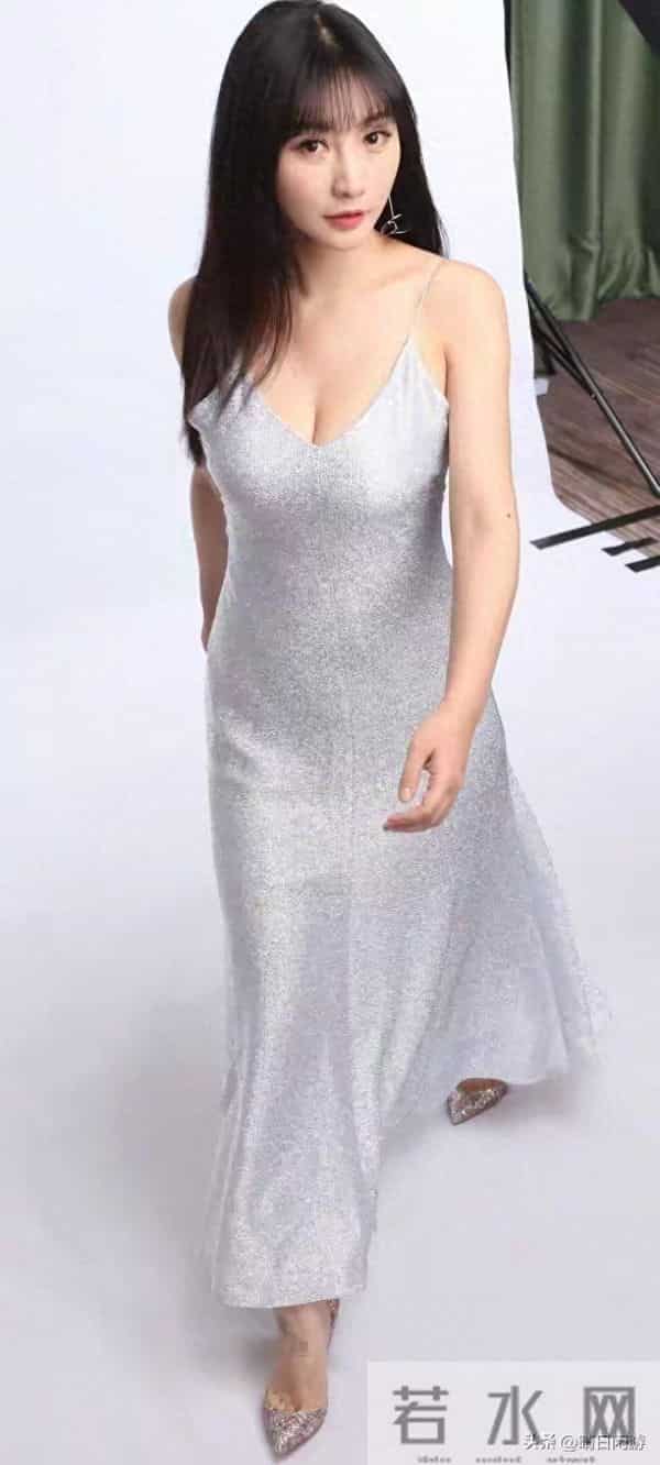 柳岩,闪亮银裙,优雅气质,尽显迷人风采
