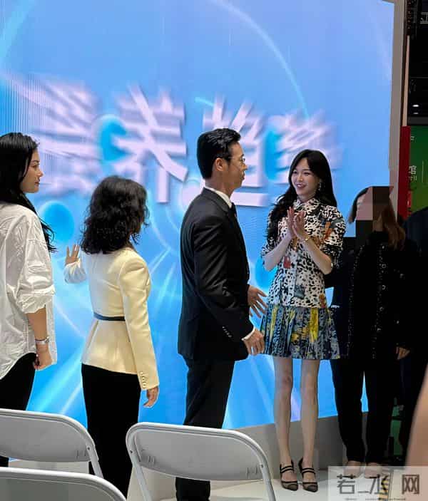 唐嫣在进博会被人拍到腿细得像两根筷子,走路带风,裙子都贴不住