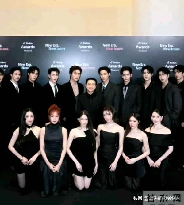 不是吧,女艺人穿超短裙还得跪着合照,网友:奇葩该骂