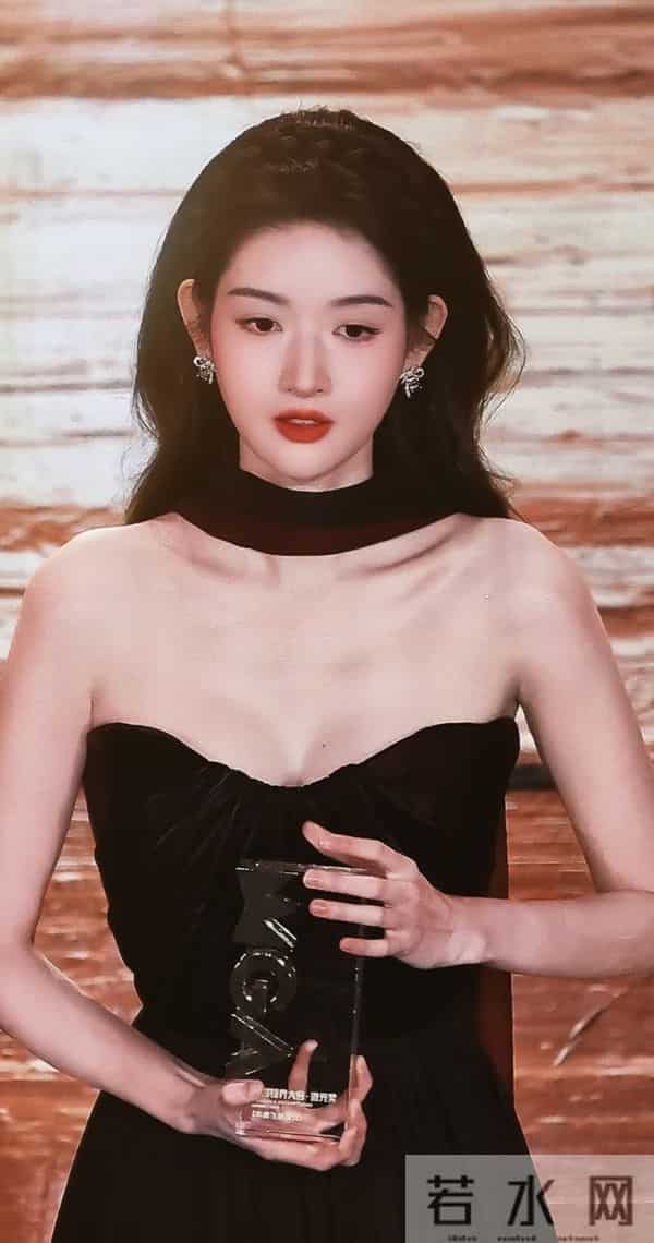 王玉雯低胸礼服 大方展示好身材