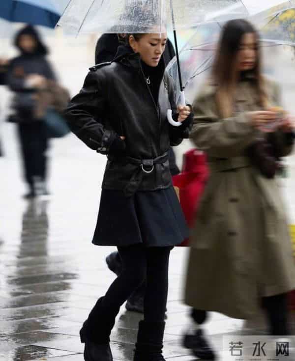 59岁巩俐在北京公园,长了皱纹头发凌乱,喝老酸奶吃糖葫芦接地气