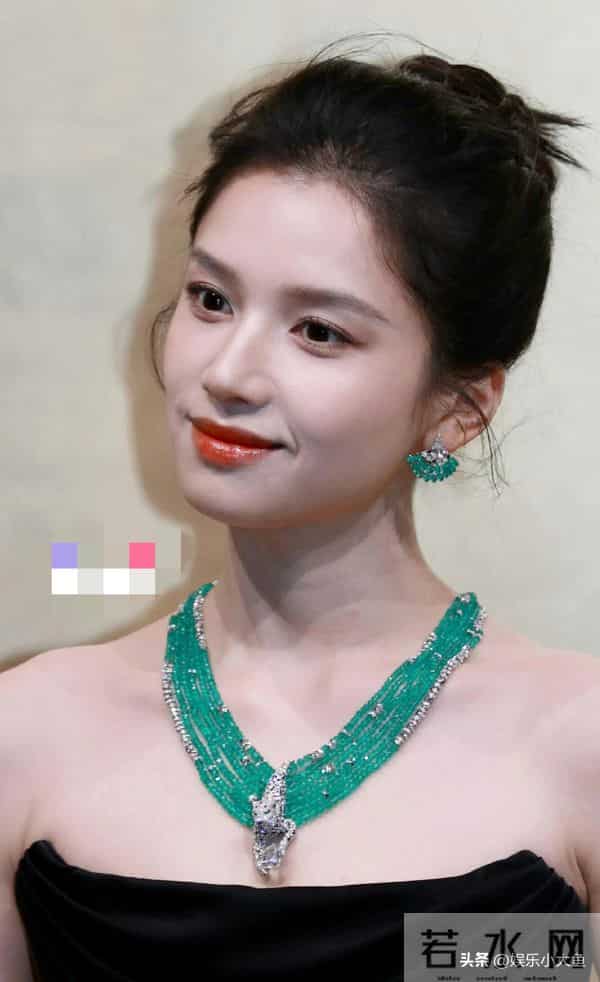 张婧仪今天出席卡地亚高珠展,穿黑色礼服裙佩戴权威祖母绿好美