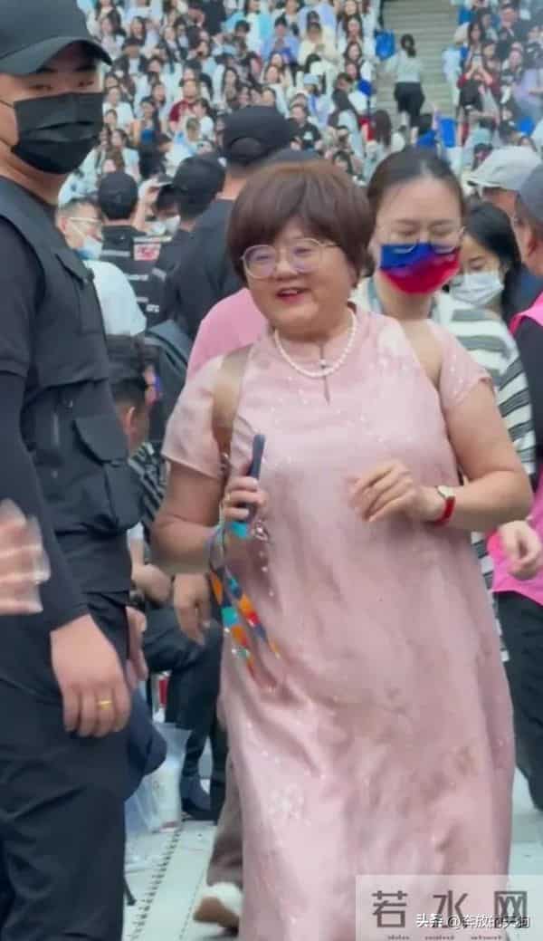 张杰爸妈现身儿子演唱会，张妈穿粉裙优雅迷人，母子俩如复制粘贴