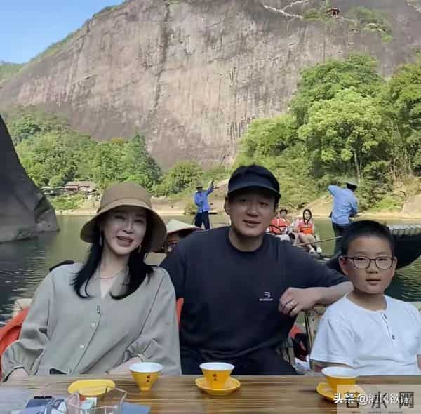 董璇生日宴会,佟大为儿子与小酒窝青梅竹马同框,长相神似爸爸