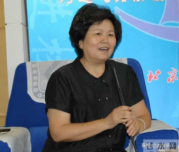 邢志斌主持《新闻联播》28年，退休被疑“晚节不保”，如今怎样了