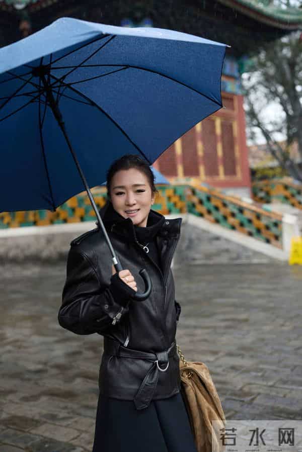 巩俐雨中撑伞漫步北海公园!湖边吃冰糖葫芦好惬意