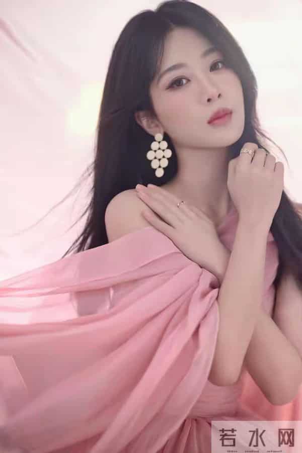 杨紫绝美写真，一袭粉色抹胸裙，甜美性感