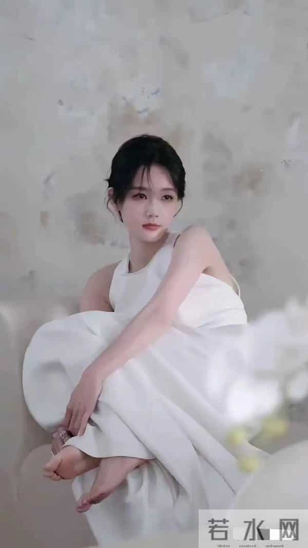 李一桐“脚底腮红”炸上热搜！光脚一抬全网盯红板这是气血爆棚？